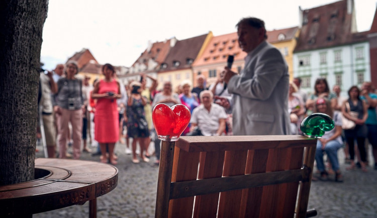 Už i v Chebu si můžete posedět na lavičce Václava Havla