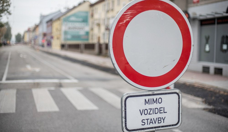Rekonstrukce kanalizace na Budovatelů se přesouvá na Anenské náměstí