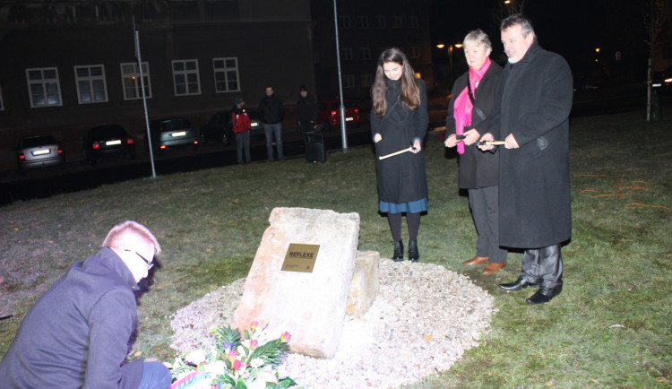 Když se vloni na podzim odhaloval základní kámen památníku politickým vězňům, nikdo z vedení Ostrova netušil, že ČSOB bude chtít pozemek pro památník prodat za předraženou cenu.