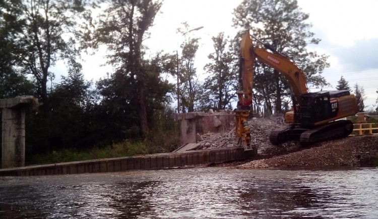 V Sokolově začala demolice hlavní části Krejcarové lávky