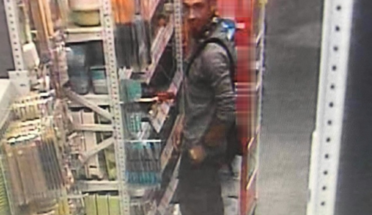 Karlovarští policisté pátrají po ozbrojeném muži, kradl v Chebu