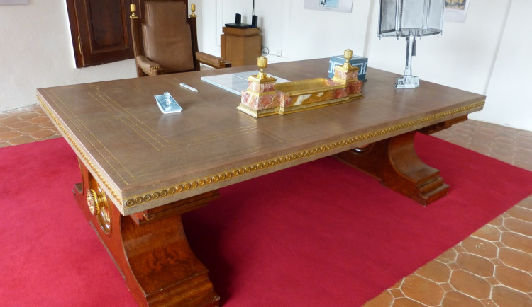 Masivní stůl Adolfa Hitlera odpočívá v depozitáři na bečovském zámku