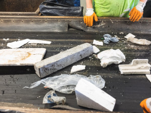 S barevným kontejnerem to teprve začíná. Jak vypadá cesta tříděného odpadu?