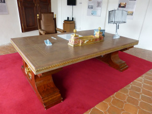 Masivní stůl Adolfa Hitlera odpočívá v depozitáři na bečovském zámku