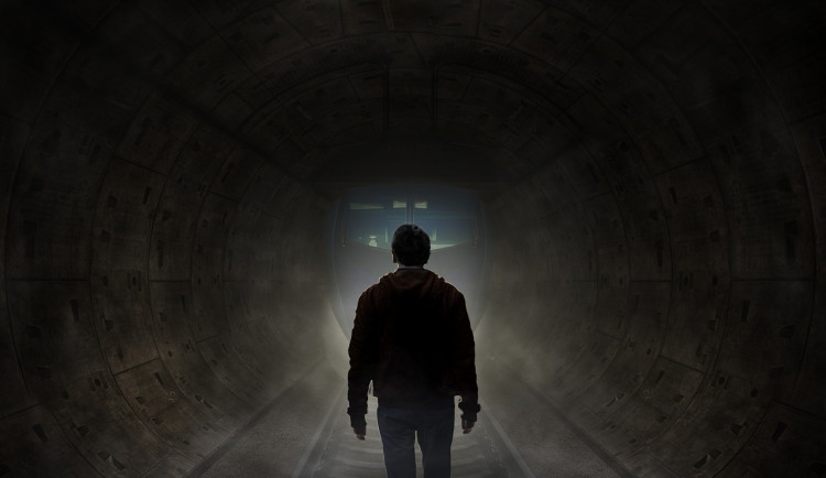 Strážníci na poslední chvíli spoutali muže, který chtěl v Brně skočit pod projíždějící vlak