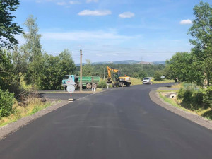 Třináct kilometrů silnice vyšlo na 130 milionů korun, platil IROP, kraj i stát