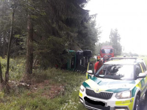 Pod nákladním vozem se utrhla část krajnice