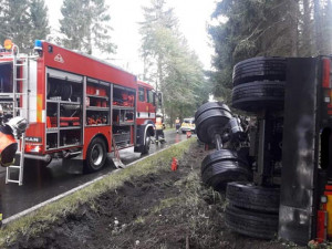 Pod nákladním vozem se utrhla část krajnice