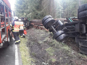 Pod nákladním vozem se utrhla část krajnice