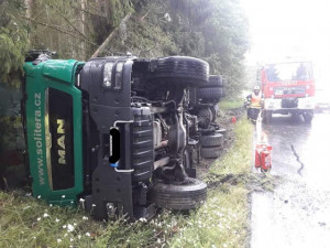 Pod nákladním vozem se utrhla část krajnice