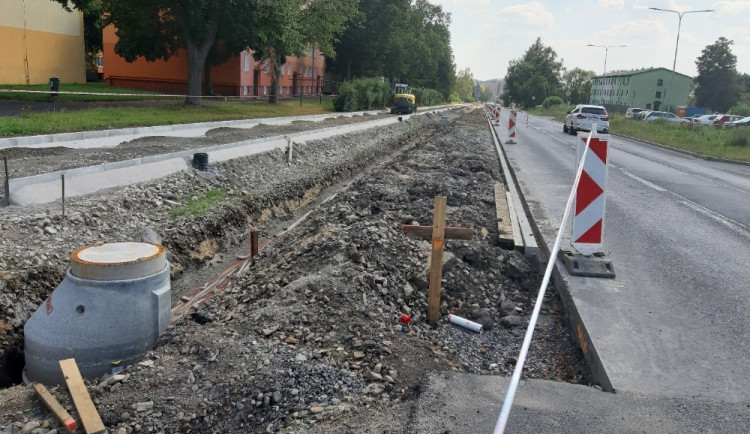 V Ostrově dokončují stavbu 130 nových parkovacích míst na Jáchymovské ulici