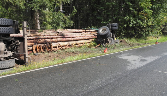 Pod nákladním vozem se utrhla část krajnice, skončil v příkopu