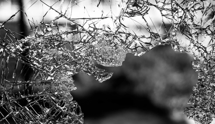 S batohem plného kamení rozbil výlohu zlatnictví