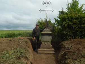 Ludvík Poláček u pomníku u Ovčího dvora