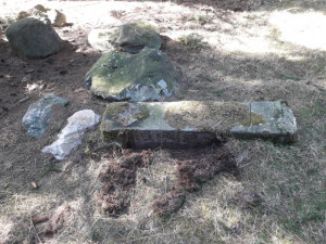 Pomník u Hostíčkova ležel takto v zemi