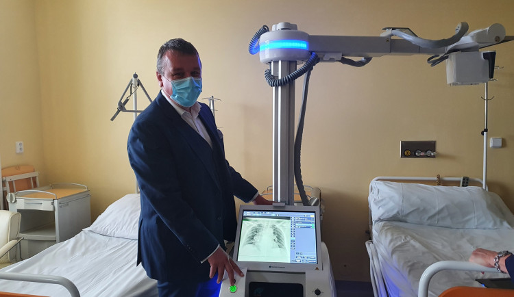 Krajský radní Jan Bureš ukazuje nový mobilní rentgen