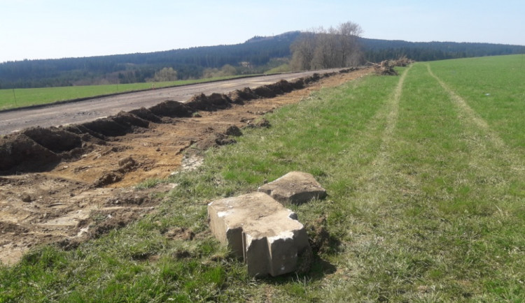 Místo nálezu pomníku v obci Horní Kramolín u Teplé