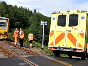 Nehoda na železničním přejezdu, v autě cestovaly i dvě děti