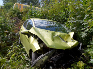 Nehoda na železničním přejezdu, v autě cestovaly i dvě děti
