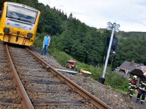 Nehoda na železničním přejezdu, v autě cestovaly i dvě děti