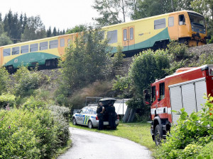 Nehoda na železničním přejezdu, v autě cestovaly i dvě děti