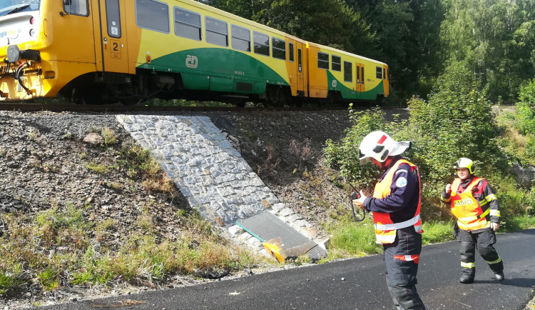 Nehoda na železničním přejezdu, v autě cestovaly i dvě děti
