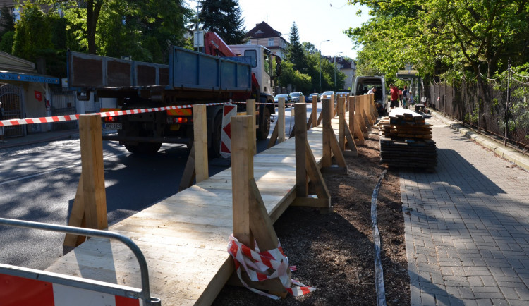 Karlovy Vary opraví havarijní část opěrné zdi v Bezručově ulici