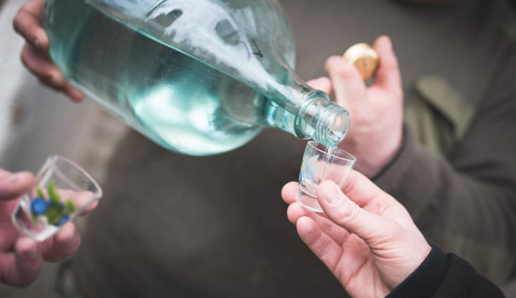 Cyklista do sebe naházel několik slivovic, zalil to pivem a při cestě domů přelétl přes svodidla