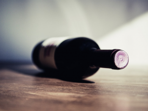 Krádež lahve vína může zloděje stát až tři roky ve vězení