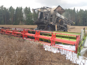 Na poli u Lipové shořel kombajn