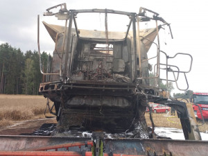 Na poli u Lipové shořel kombajn