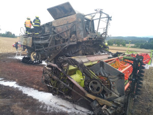 Na poli u Lipové shořel kombajn