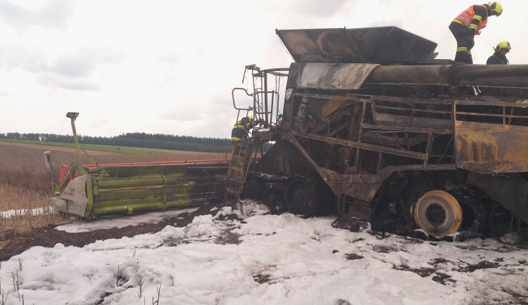 Na poli u Lipové shořel kombajn