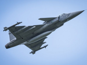 Letecká show v Chebu pokračuje i dnes