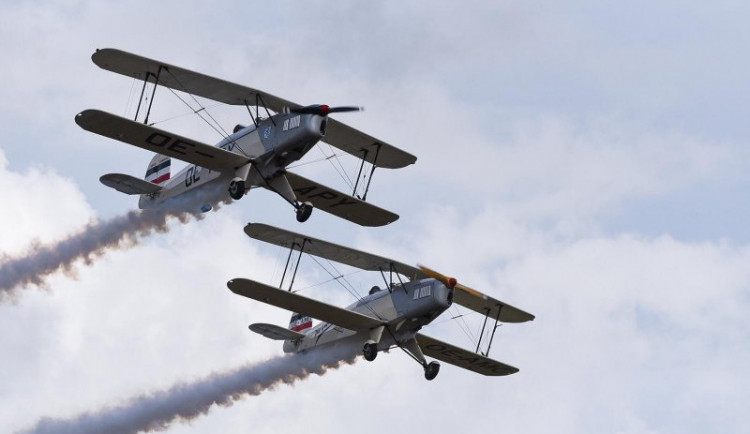 V Chebu se celý víkend koná obří letecký den