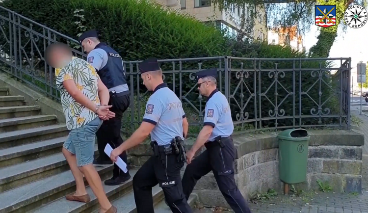 Cizinec zbil muže do bezvědomí, pak ho okradl o 35 tisíc