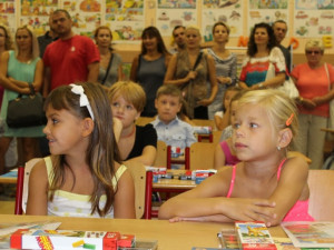 Dobrá zpráva pro rodiče prvňáčků, v Sokolově mohou s dětmi i do tříd