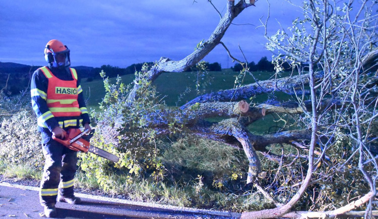 FOTO: Hasiče zaměstnal silný vítr, za sebou mají desítky výjezdů