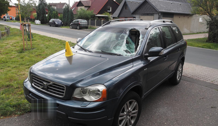 Víko topení odletělo z autobusu přímo do čelního skla projíždějícího auta