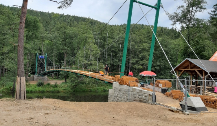 Nová lávka ve Svatošských skalách je před dokončením.