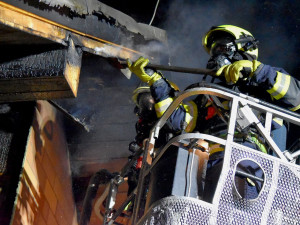 FOTO: Plameny zachvátily střechu rodinného domu, škody jdou do miliónů