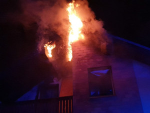 FOTO: Plameny zachvátily střechu rodinného domu, škody jdou do miliónů