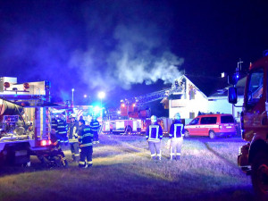 FOTO: Plameny zachvátily střechu rodinného domu, škody jdou do miliónů