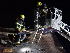 FOTO: Plameny zachvátily střechu rodinného domu, škody jdou do miliónů