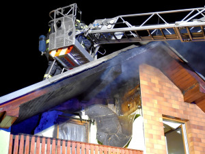 FOTO: Plameny zachvátily střechu rodinného domu, škody jdou do miliónů