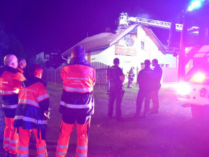 FOTO: Plameny zachvátily střechu rodinného domu, škody jdou do miliónů