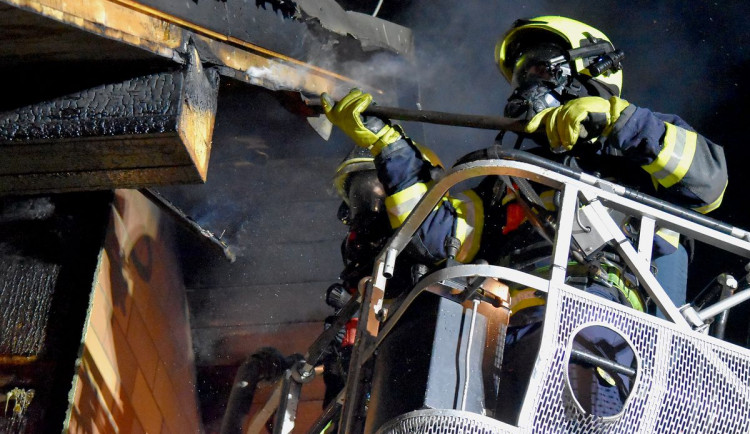 Plameny zachvátily střechu rodinného domu