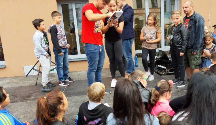 O fotku s youtuberem Tarym byl dnes odpoledne před novou knihovnou v Sokolově obrovský zájem.