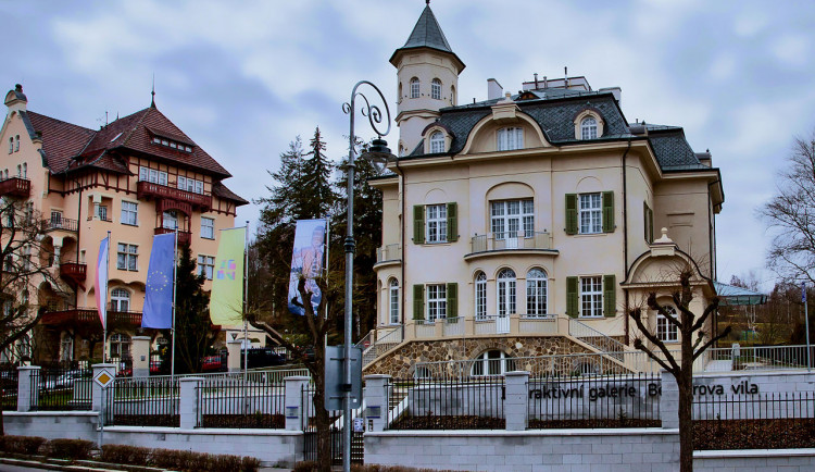 Karlovarskému kraji hrozí, že přijde o dotace na Becherovu vilu