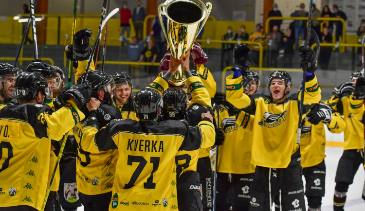 Radující se tým Baníku Sokolov po výhře nad karlovarskou Energií